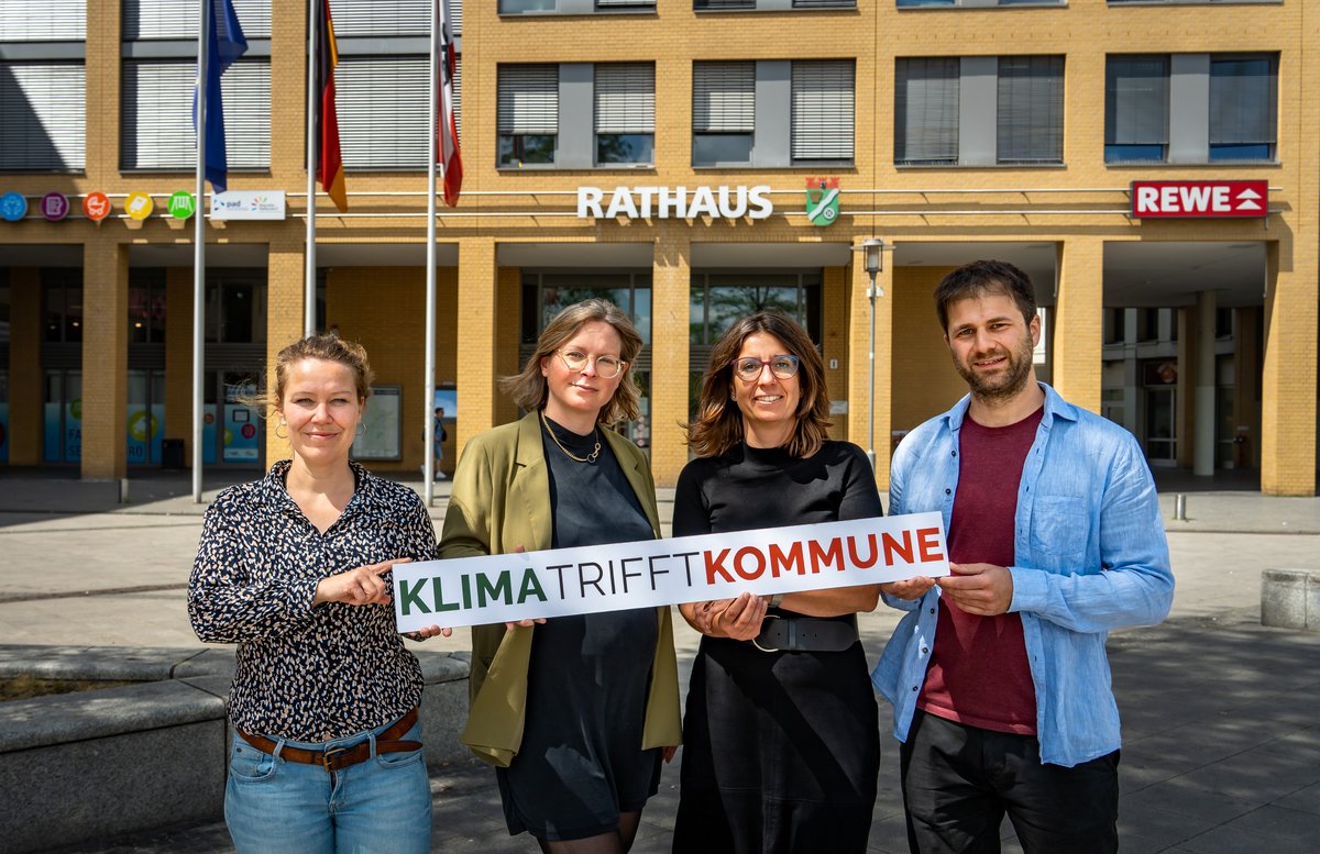 Marzahn-Hellersdorf wird Teil von Klima trifft Kommune Marzahn-Hellersdorf ist die vierte Modellkommune im Projekt Klima trifft Kommune der Vereine Mehr Demokratie und BürgerBegehren Klimaschutz. Der Bezirk ruft damit erstmals einen Bürgerrat zum Thema Hitzeschutz ins Leben, um wirksame Maßnahmen für ein klimaangepasstes Leben zu entwickeln. Etwa 30 per Losverfahren ausgewählte Bürgerinnen und Bürger werden aktiv darüber mitentscheiden, wie künftige Maßnahmen zum Schutz vor Hitze im Ortsteil Marzahn-Nord gestaltet werden. Im Anschluss wird in einer Einwohnerbefragung über die Maßnahmen abgestimmt.